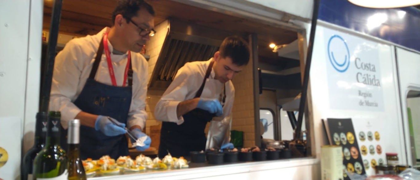 Cocineros de Cucú preparando tapas en un evento de Costa Cálida Región de Murcia