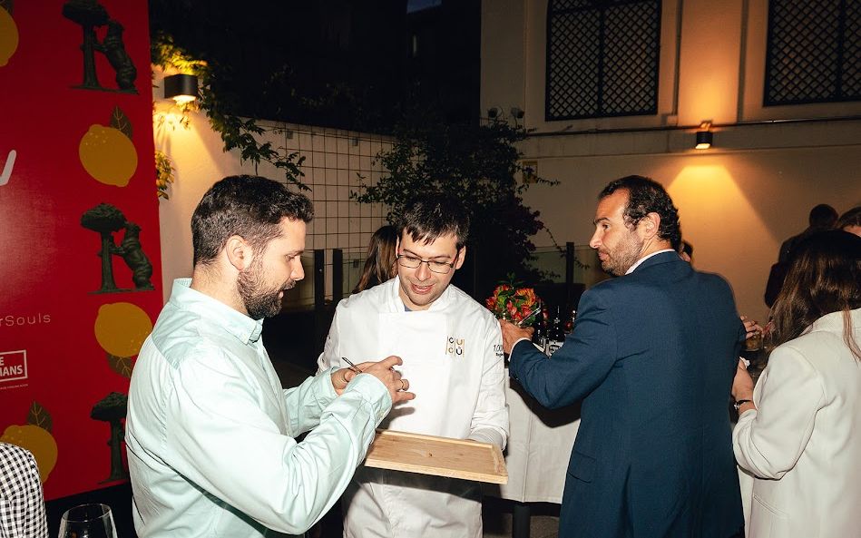 Cocinero de Cucú sirviendo en un evento de catering